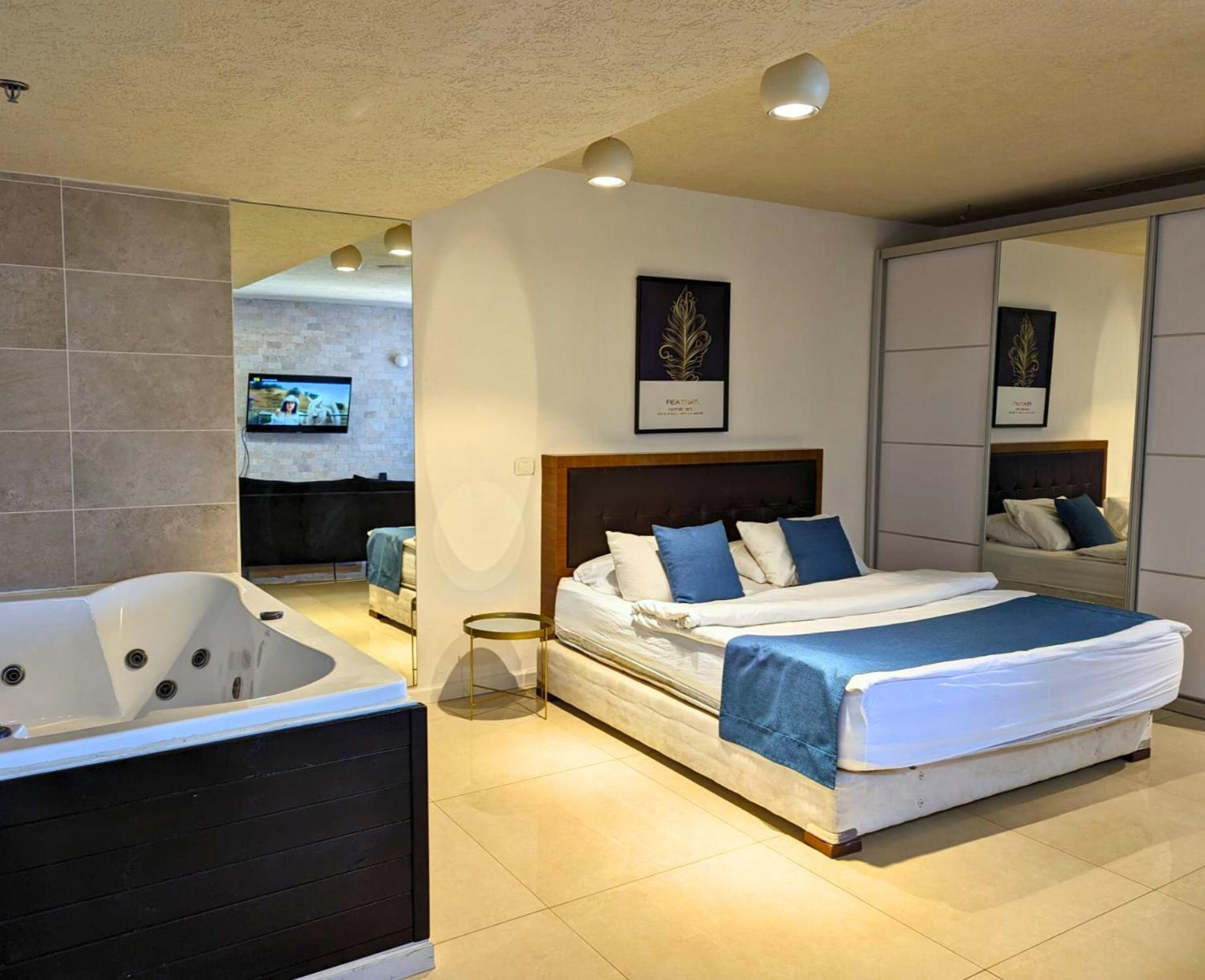 Almog Beach Apt Hotel מלון דירות אלמוג ביץ' Haifa Exterior foto