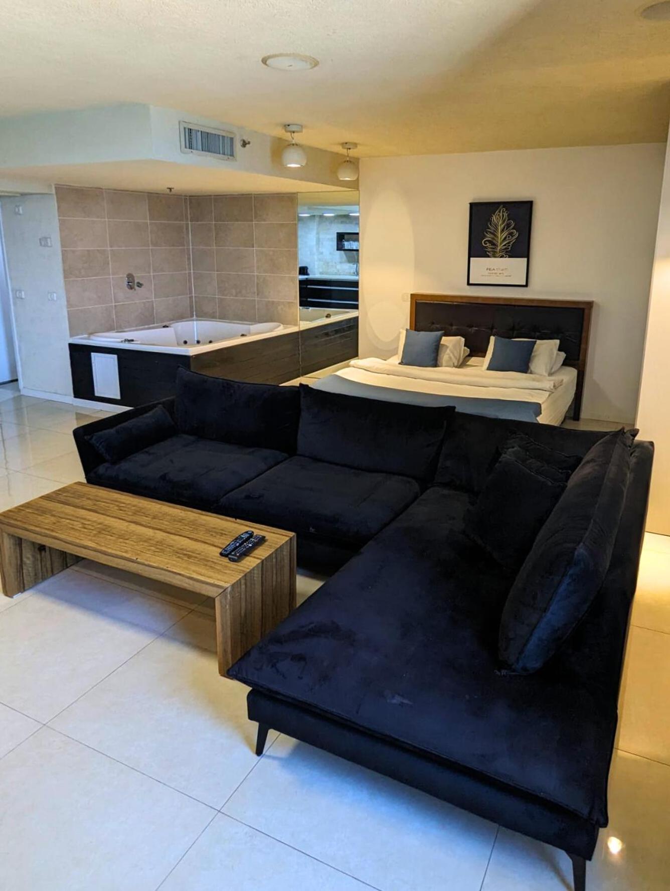 Almog Beach Apt Hotel מלון דירות אלמוג ביץ' Haifa Exterior foto